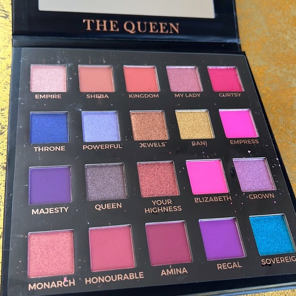 The Queen Eyeshadow Palette A Queen Lies In All Of Us Eloise Brand New - Picture 4 of 5